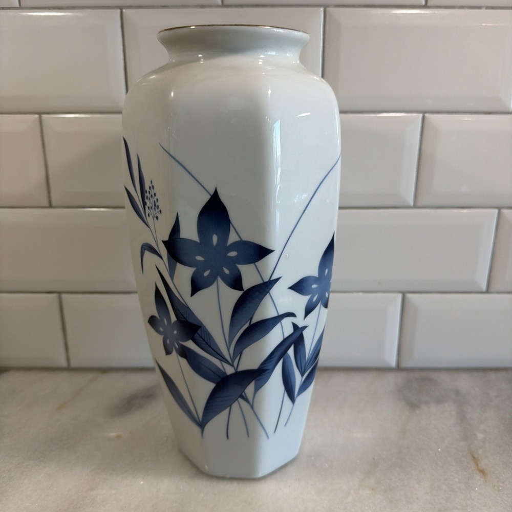 Vintage Blue And White Floral Vase GW996